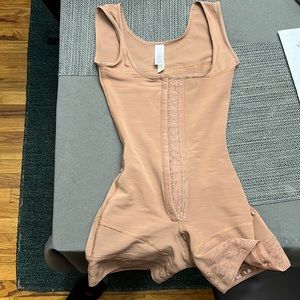 Brand New Nicolette Colombian faja. Size XS mocha color, zipper in private area